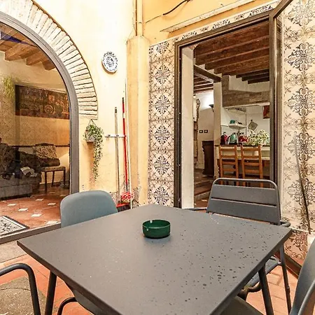 The Ancient Serragli Court Apartment *