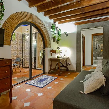 The Ancient Serragli Court Apartment *