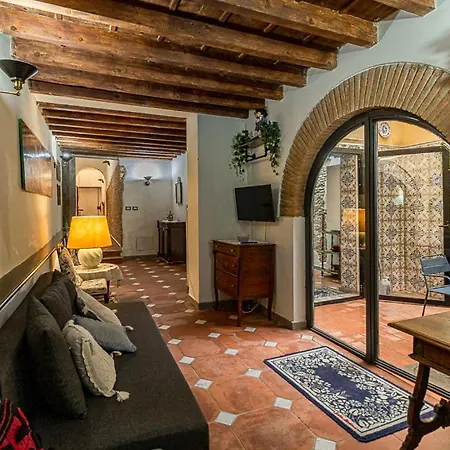 The Ancient Serragli Court Apartment *