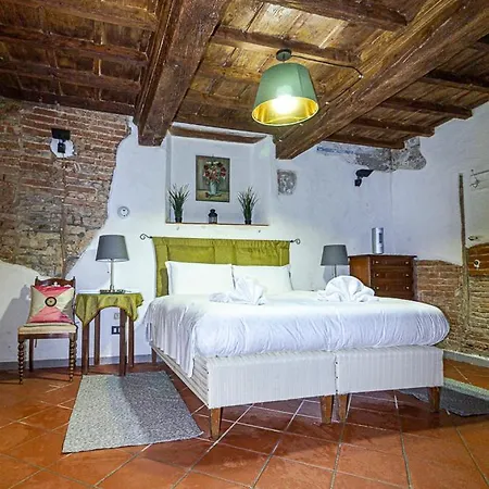 The Ancient Serragli Court Apartment *