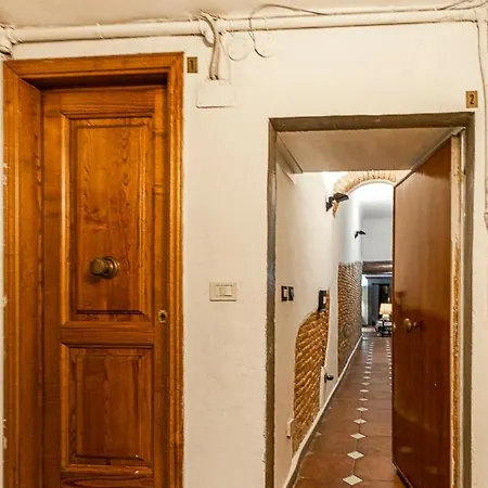 The Ancient Serragli Court Apartment *