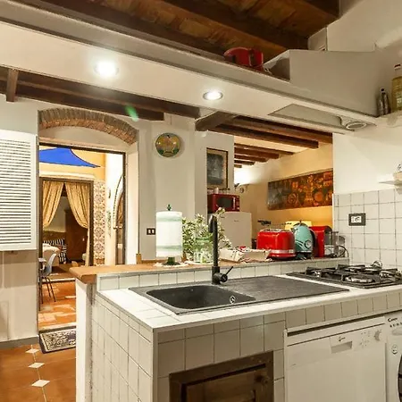 The Ancient Serragli Court Apartment *